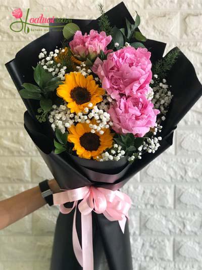 Bouquet of peonies combined with sunflowers
