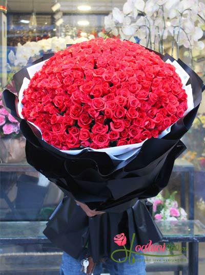 Red roses bouquet - 100 years love