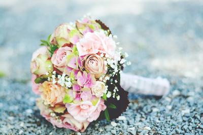 Tổng hợp các mẫu hoa cầm tay cô dâu đơn giản mà đẹp khỏi chê