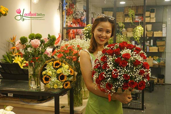 Beautiful staff at the shop selling roses - 360flowers.net