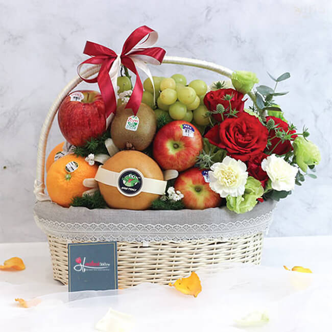 Một số loại trái cây làm giỏ quà tặng không thể bỏ qua như nho, táo, lê, cam, kiwi,...