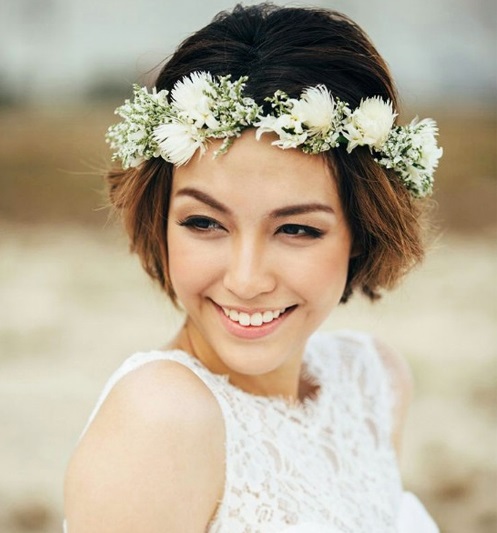 Vòng hoa đội đầu cho tóc ngắn dịu dàng với tính cách của cô dâu
