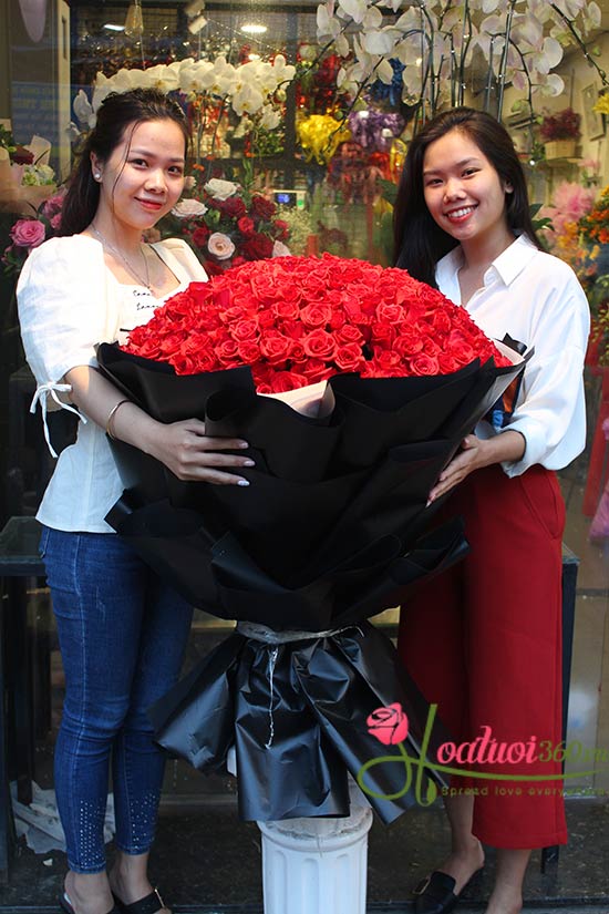 Red roses bouquet - 100 years love