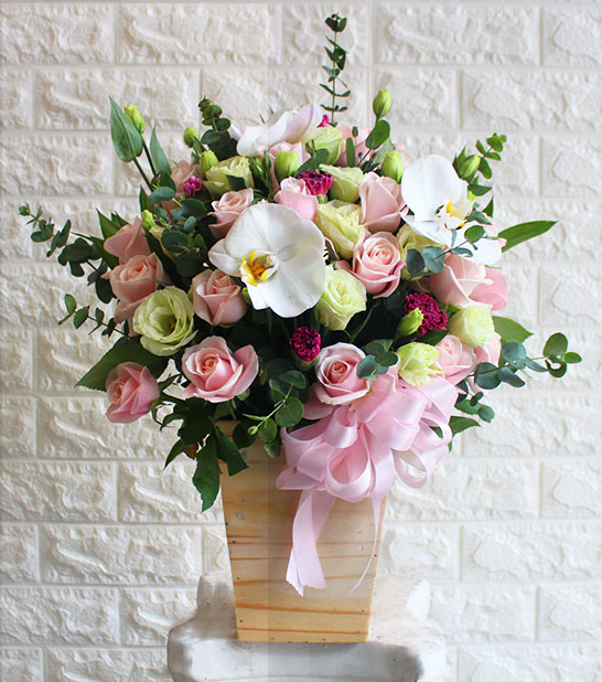 Beautiful flower basket to congratulate brilliant graduation