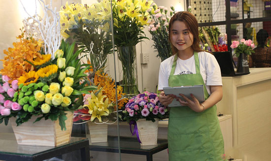 Nhân viên shop hoa ở Ecopark